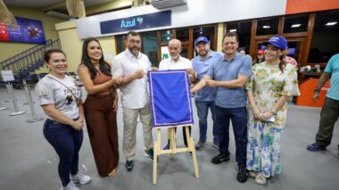 Em Parintins, Wilson Lima entrega aeroporto Júlio Belém revitalizado e 150 triciclos reformados