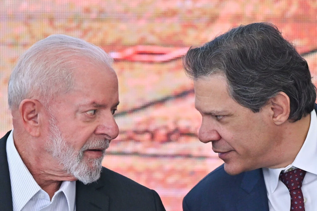 Você está visualizando atualmente Governo Lula começa a cobrar “taxa das blusinhas” em julho