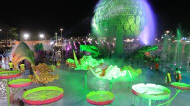Com formato de nuvem de neblina, chafariz de 15 metros da praça molhada do Gigantes da Floresta encanta visitantes