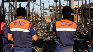 Governo do Amazonas presta assistência às famílias atingidas por incêndio em Nhamundá
