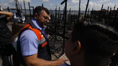 Governador Wilson Lima anuncia auxílio de R$ 30 mil para cada família atingida por incêndio em Nhamundá