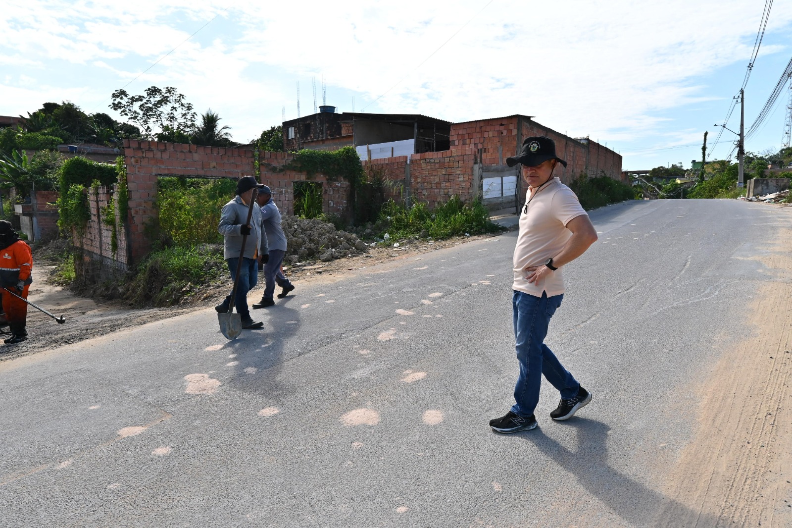 No momento, você está visualizando Prefeito vistoria obras e serviços de pavimentação de ruas em Manaus