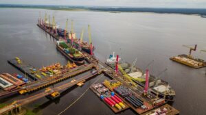Leia mais sobre o artigo Wilson Lima anuncia licenças prévias para instalação de portos provisórios no Amazonas durante a estiagem