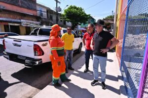 Leia mais sobre o artigo Prefeito vistoria obras de revitalização de quadra no bairro Armando Mendes