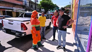 Prefeito vistoria obras de revitalização de quadra no bairro Armando Mendes