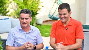 David Almeida dá início à campanha à reeleição com adesivaço na madrugada desta sexta-feira