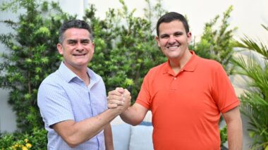 Prefeito David Almeida define ex-secretário de Infraestrutura Renato Junior como vice para a disputa da reeleição
