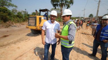 Governador Wilson Lima vistoria obras de saneamento do programa Asfalta Amazonas no bairro Tarumã
