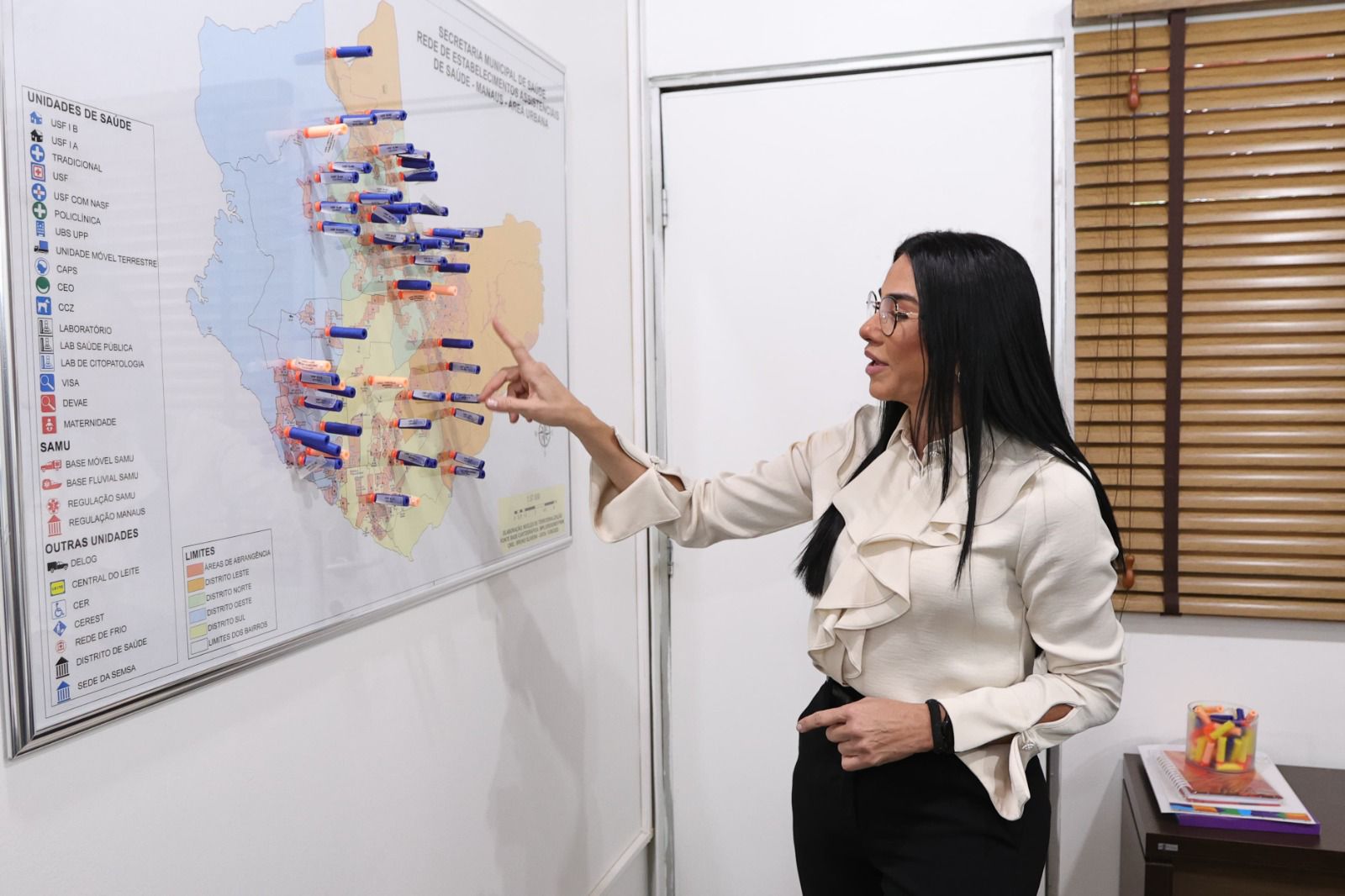 No momento, você está visualizando Prefeito David Almeida reconduz Shádia Fraxe ao cargo de secretária da Semsa