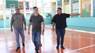 Prefeito David Almeida visita quadra reformada que será entregue para população do bairro Presidente Vargas