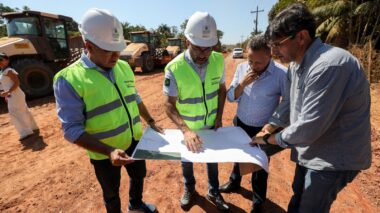 Governador Wilson Lima vistoria avanço das obras no Ramal do Pau Rosa, na zona rural de Manaus