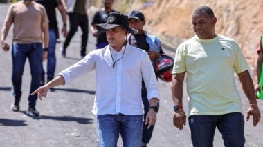 Prefeito David Almeida vistoria recapeamento de ruas em bairros da zona Norte de Manaus