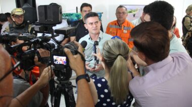 Prefeito David Almeida anuncia mudança no status da cidade para ‘mobilização’ e série de ações de combate às queimadas