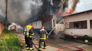 Leia mais sobre o artigo Corpo de Bombeiros combate incêndio em galpão de fábrica na zona norte de Manaus