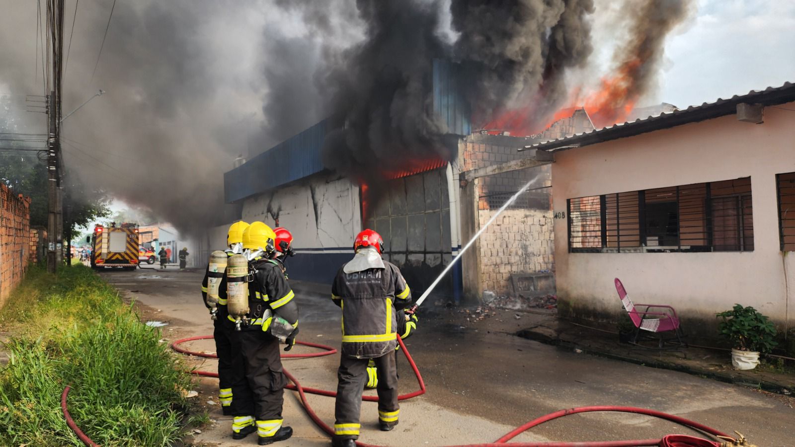 Você está visualizando atualmente Corpo de Bombeiros combate incêndio em galpão de fábrica na zona norte de Manaus