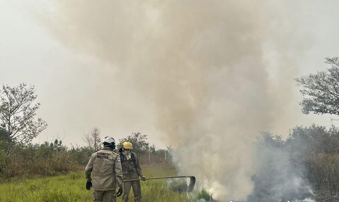 No momento, você está visualizando Em Lábrea, bombeiros combatem incêndio em vegetação nas proximidades do aeroporto