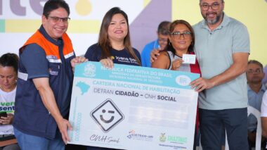 Wilson Lima acompanha a 11ª edição do Governo Presente com ações de cidadania e assina regularização fundiária para moradores do Residencial Petrópolis