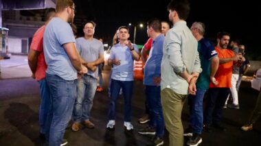 Prefeito David Almeida acompanha finalização dos serviços de recapeamento na avenida Constantino Nery