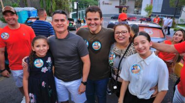 David Almeida fecha agenda de adesivaço deste fim de semana com apoiadores no Adrianópolis