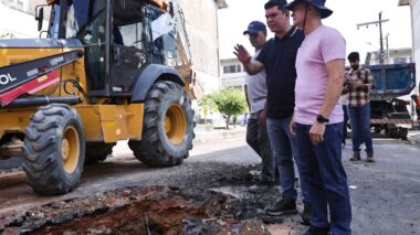 Prefeito David Almeida vistoria serviço de manutenção da rede de drenagem no conjunto Tocantins