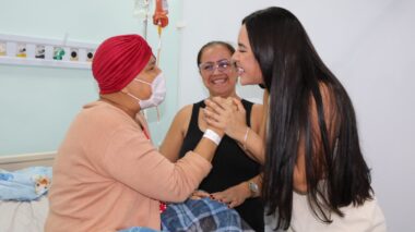 Isabelle Nogueira visitou os pacientes em tratamento no salão de quimioterapia da Fundação Cecon