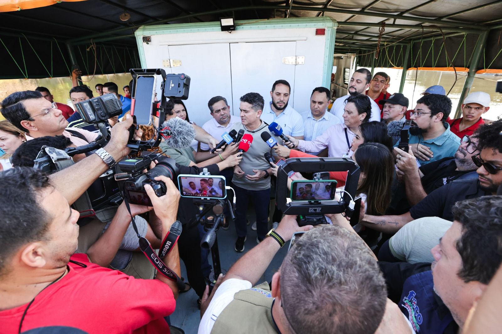 No momento, você está visualizando Prefeito David Almeida antecipa envio de alimentos a escolas ribeirinhas para evitar desabastecimento durante estiagem