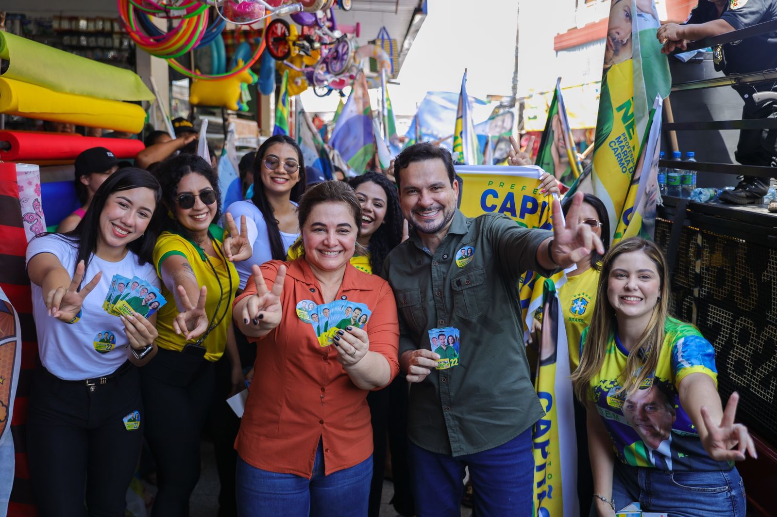 Você está visualizando atualmente Com foco no empreendedorismo, Capitão Alberto Neto e Professora Maria do Carmo visitam feiras e comércios das zonas Norte e Leste