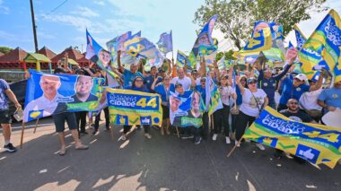 Bandeiraços de Roberto Cidade movimentam principais avenidas de Manaus