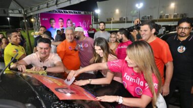 David Almeida e Renato Junior mobilizam milhares de pessoas em adesivaços e comícios