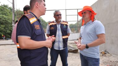 Prefeito David Almeida fiscaliza andamento de obras em espaços esportivos
