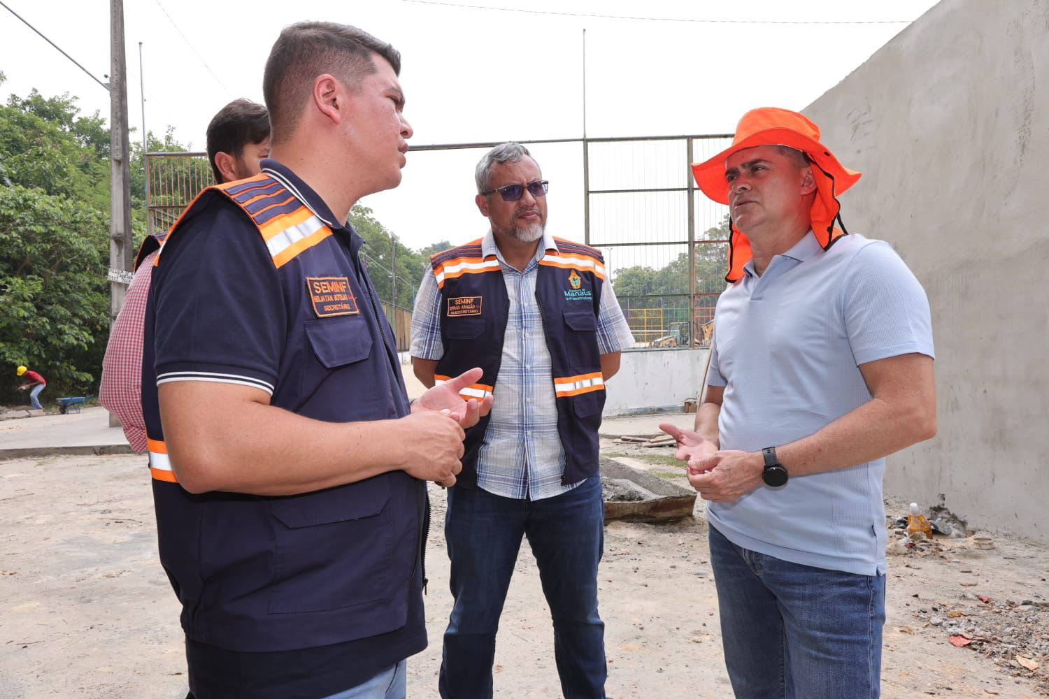 No momento, você está visualizando Prefeito David Almeida fiscaliza andamento de obras em espaços esportivos