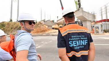 Prefeito David Almeida vistoria instalação de vigas do viaduto Márcio Souza
