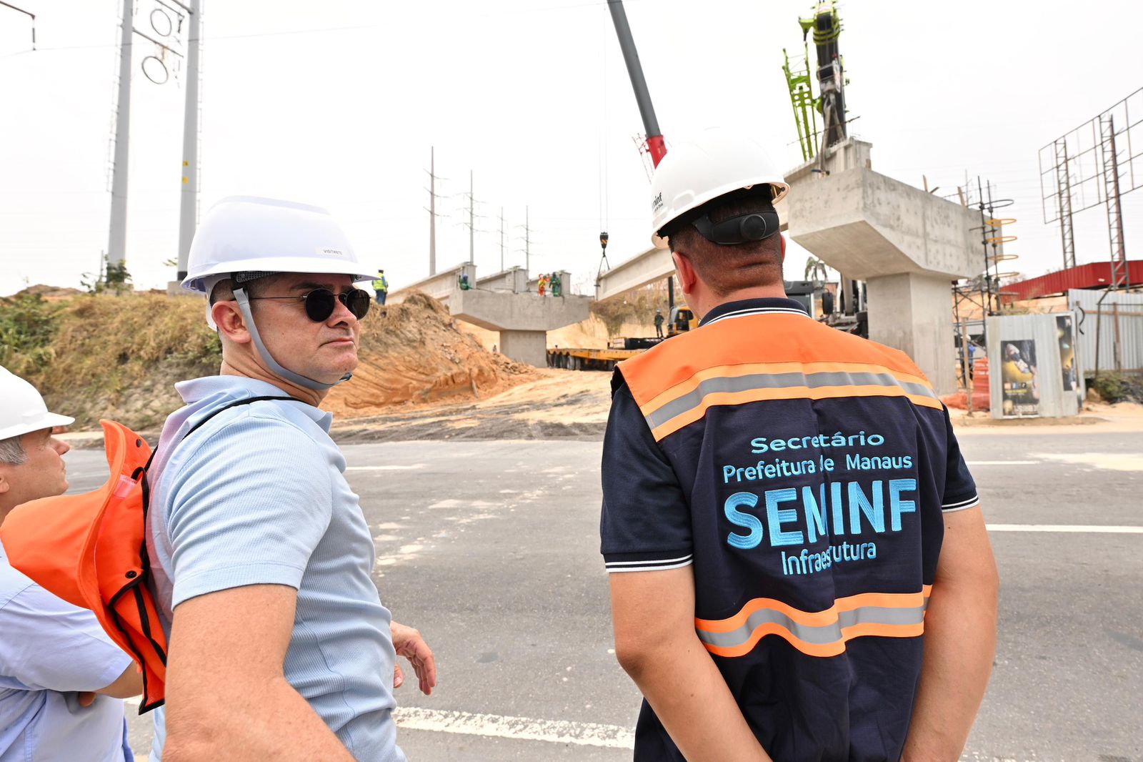 Você está visualizando atualmente Prefeito David Almeida vistoria instalação de vigas do viaduto Márcio Souza