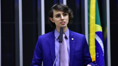 Amom registra candidatura e apresenta plano com mais de 600 paginas