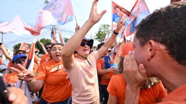 Com grande apoio popular, David Almeida comanda bandeiraço nas ruas de Manaus