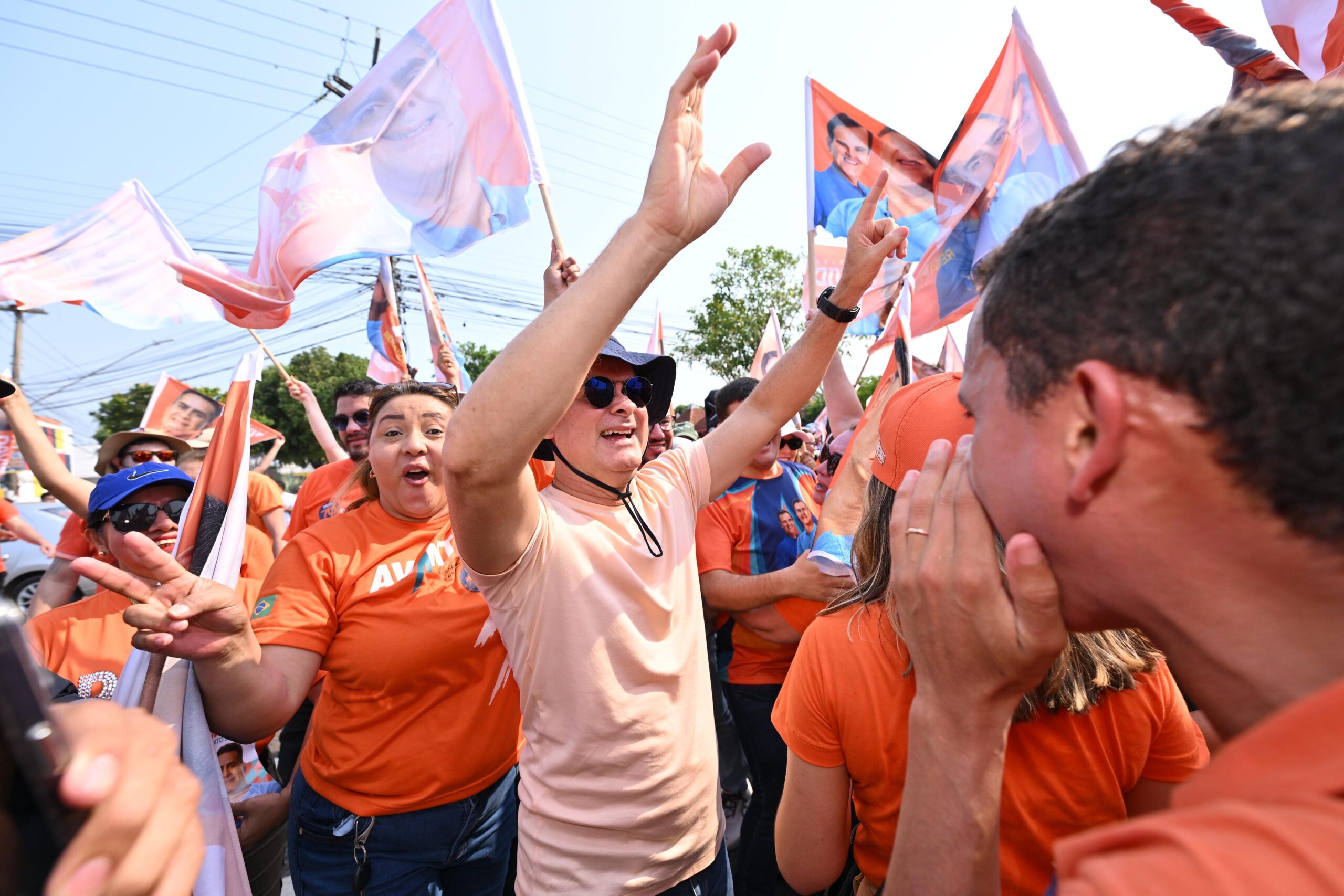 No momento, você está visualizando Com grande apoio popular, David Almeida comanda bandeiraço nas ruas de Manaus