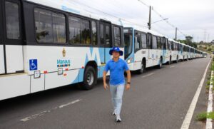 Leia mais sobre o artigo Prefeito David Almeida implementa ônibus que reduzem em 70% a emissão de gases poluentes