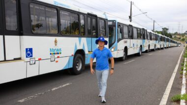 Prefeito David Almeida implementa ônibus que reduzem em 70% a emissão de gases poluentes