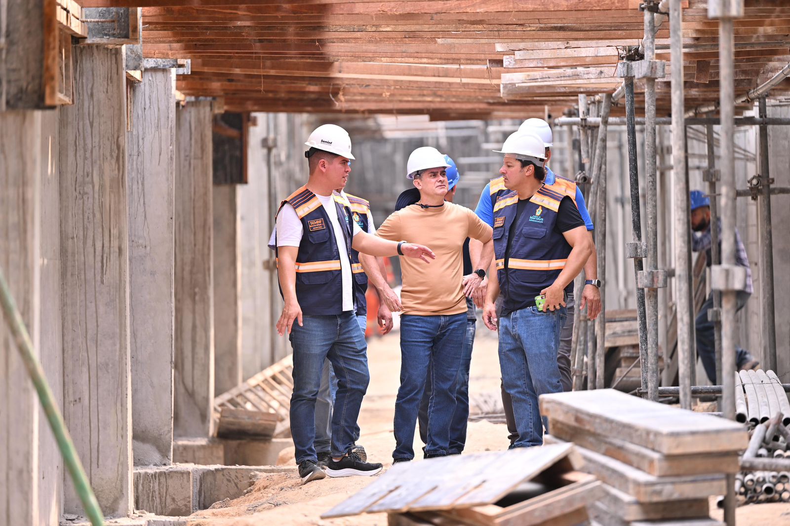 No momento, você está visualizando David Almeida anuncia recapeamento de ruas em comunidades da Zona Leste de Manaus e vistoria obras