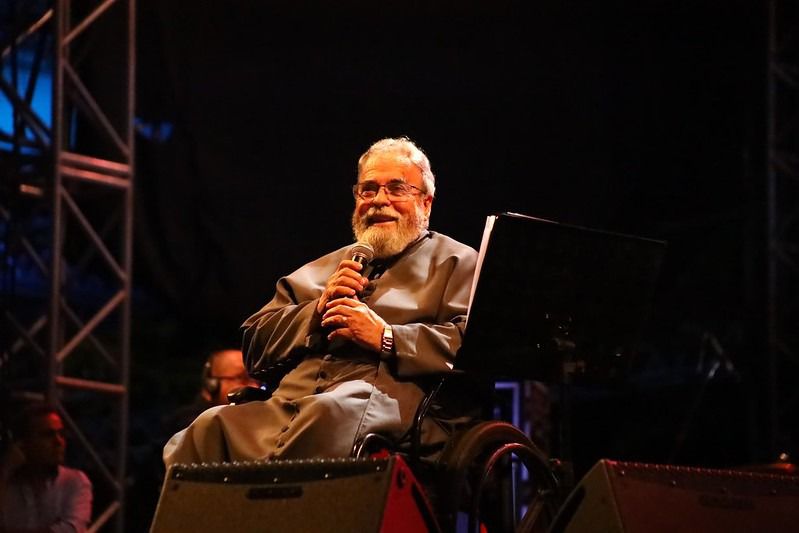 Leia mais sobre o artigo Padre Antônio Maria emociona público no palco Alfândega do Manaus Passo a Paço 2024