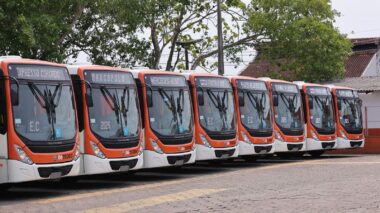 Prefeito David Almeida anuncia entrega de novos ônibus para atender o Colônia Antônio Aleixo na zona Leste