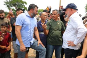 Leia mais sobre o artigo Em visita a comunidades de Manaquiri, Alvarães e Tefé, Wilson Lima reforça pedidos de apoio no enfrentamento à estiagem ao presidente da República