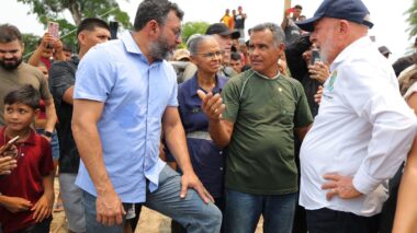 Em visita a comunidades de Manaquiri, Alvarães e Tefé, Wilson Lima reforça pedidos de apoio no enfrentamento à estiagem ao presidente da República