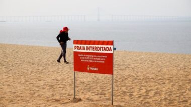 Prefeito David Almeida anuncia interdição da praia da Ponta Negra para o banho