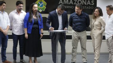 Governador Wilson Lima assina contrato para construção de residencial do Amazonas Meu Lar em Petrópolis