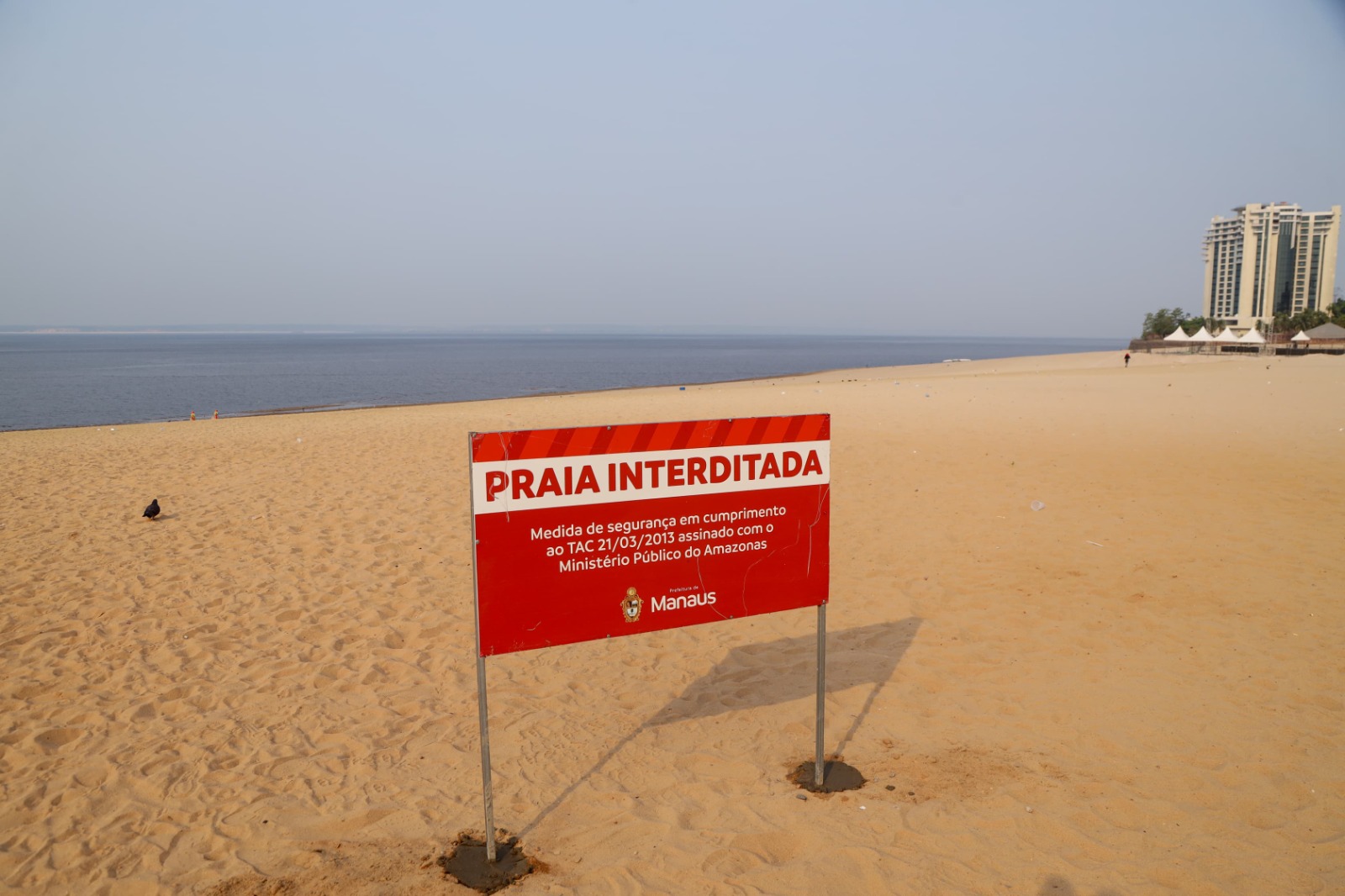 Você está visualizando atualmente Praia da Ponta Negra segue interditada para banho em razão da estiagem do rio Negro