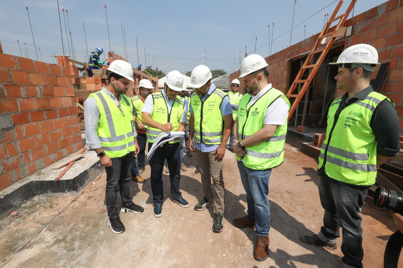 Você está visualizando atualmente Governador Wilson Lima realiza nova vistoria em obras do conjunto habitacional da Sharp