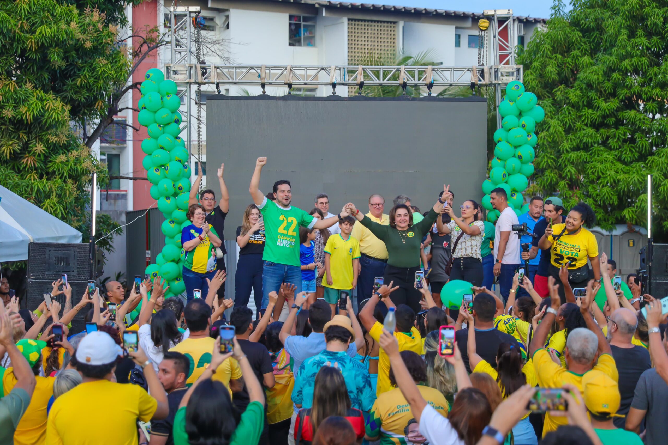 Você está visualizando atualmente ’Vamos à vitória’: Capitão Alberto Neto e Professora Maria do Carmo comemoram segundo turno