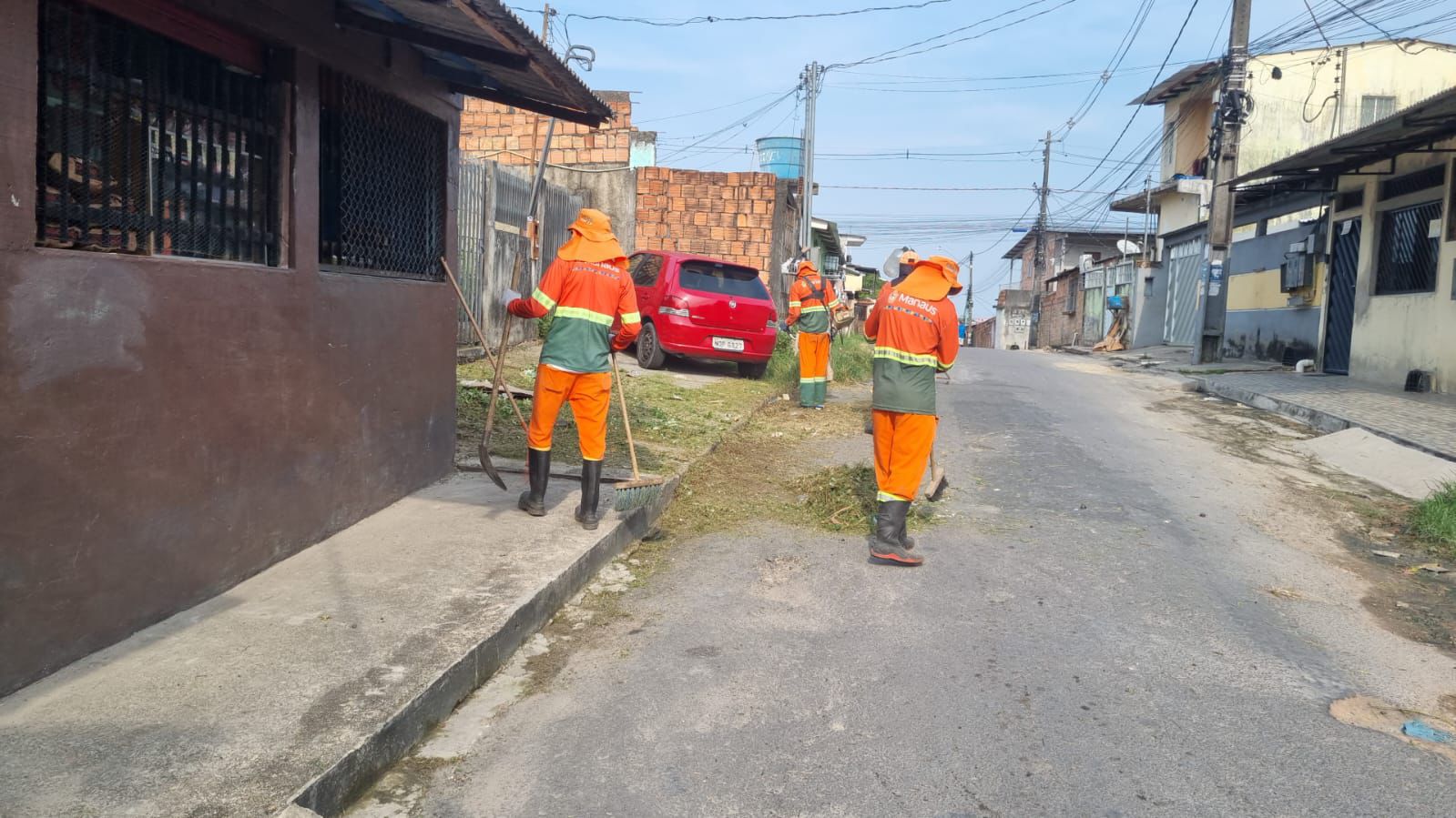 No momento, você está visualizando Prefeitura de Manaus realiza serviços de capina e varrição no bairro Novo Israel para melhorar mobilidade
