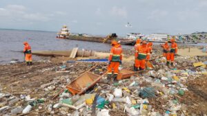 Leia mais sobre o artigo Prefeitura de Manaus realiza mutirão de limpeza na orla após forte chuva